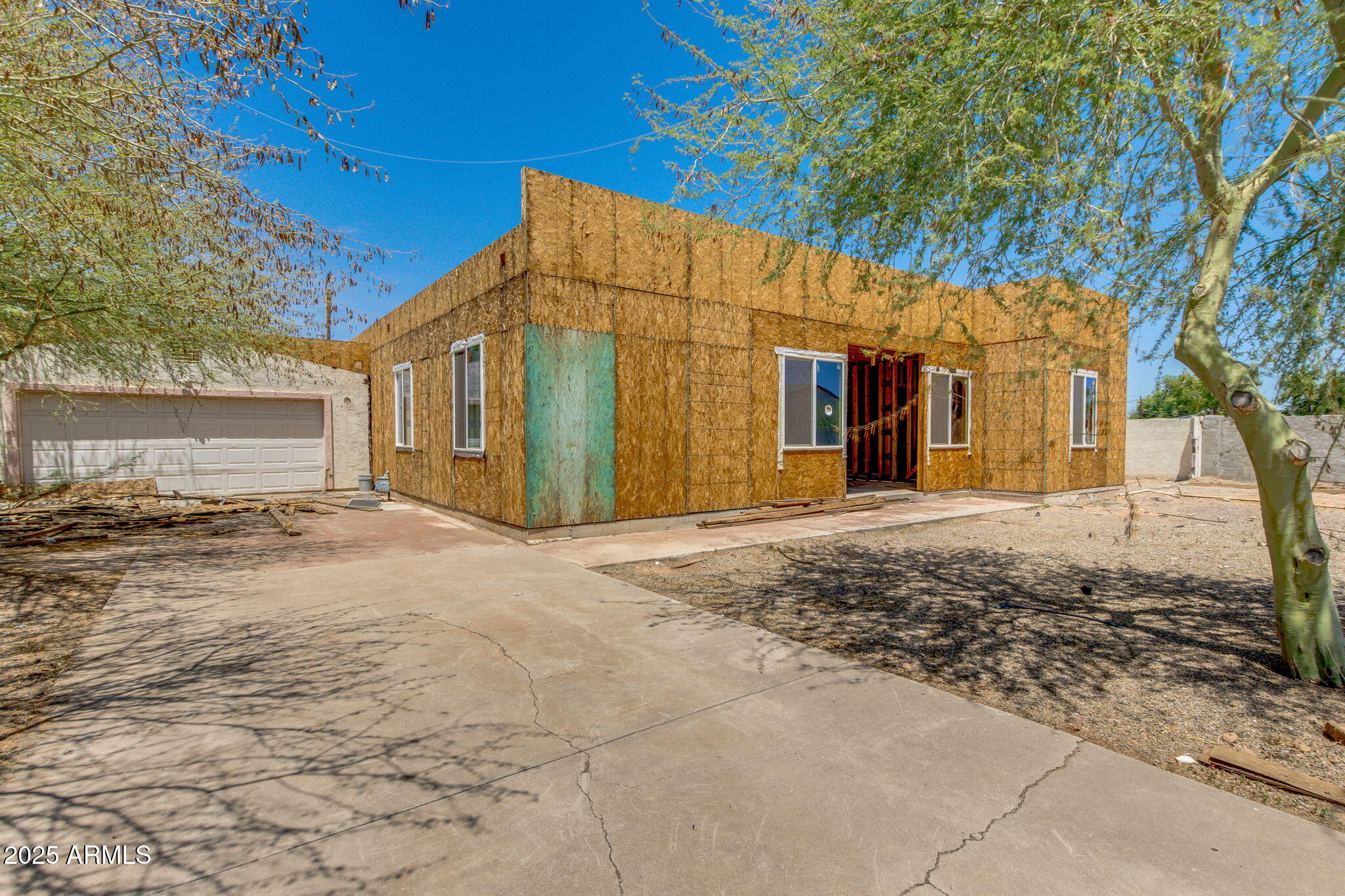 2210 W MORTEN Avenue, Phoenix, AZ 85021 — Photo 1 of 24