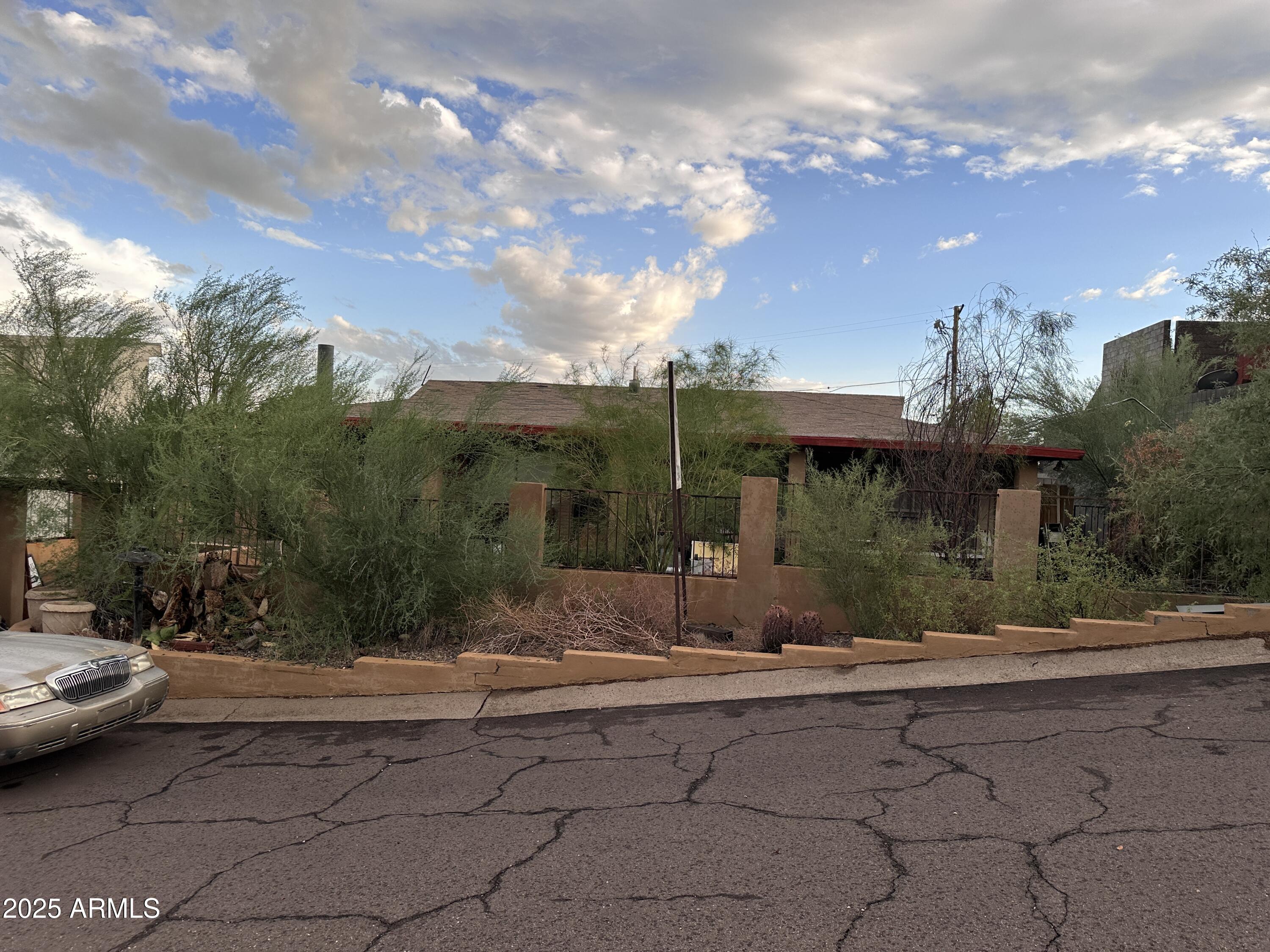 939 W MERCER Lane, Phoenix, AZ 85029 — Photo 1 of 12