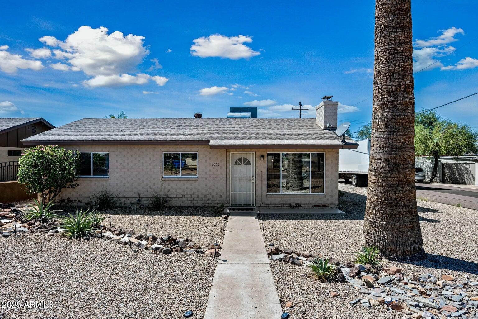 8050 N 11TH Place, Phoenix, AZ 85020 — Photo 1 of 20