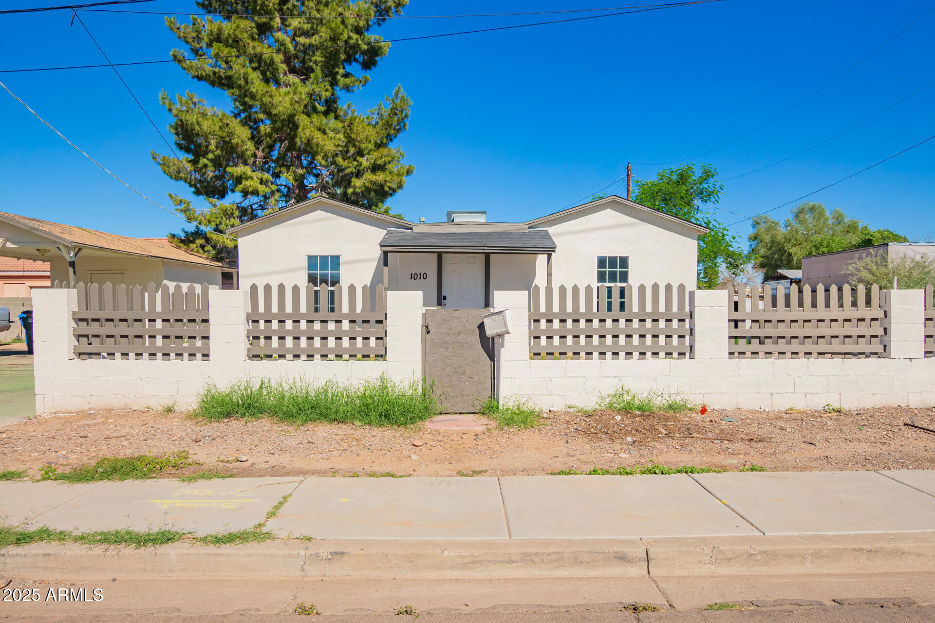 1010 E CHIPMAN Road, Phoenix, AZ 85040 — Photo 1 of 23