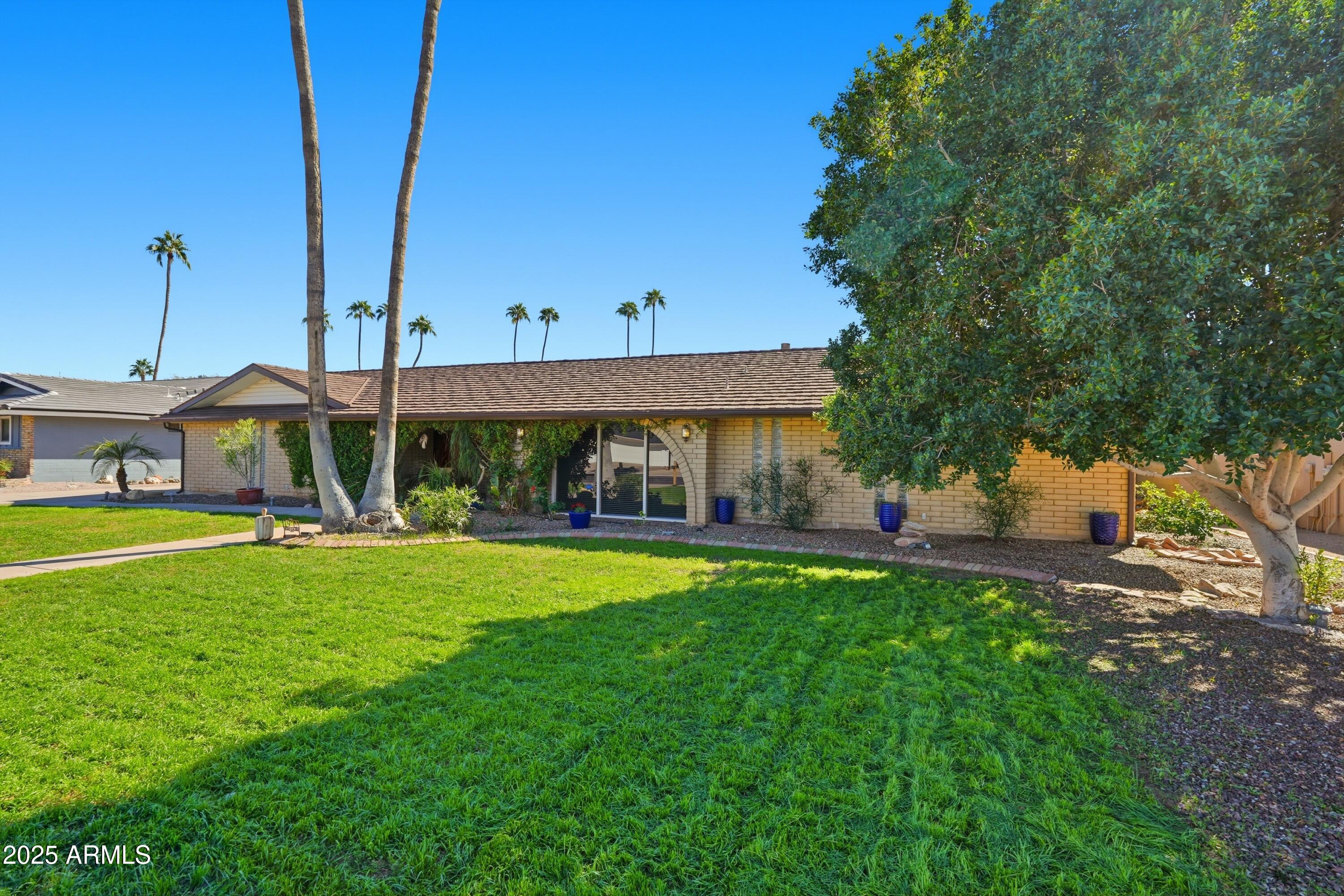 19 E CANTERBURY Court, Phoenix, AZ 85022 — Photo 1 of 57