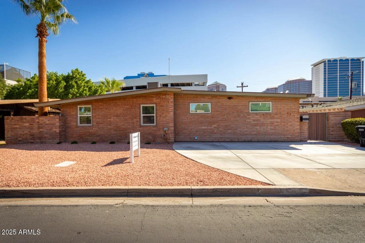207 E MONTEREY Way, Phoenix, AZ 85012 — Photo 1 of 11