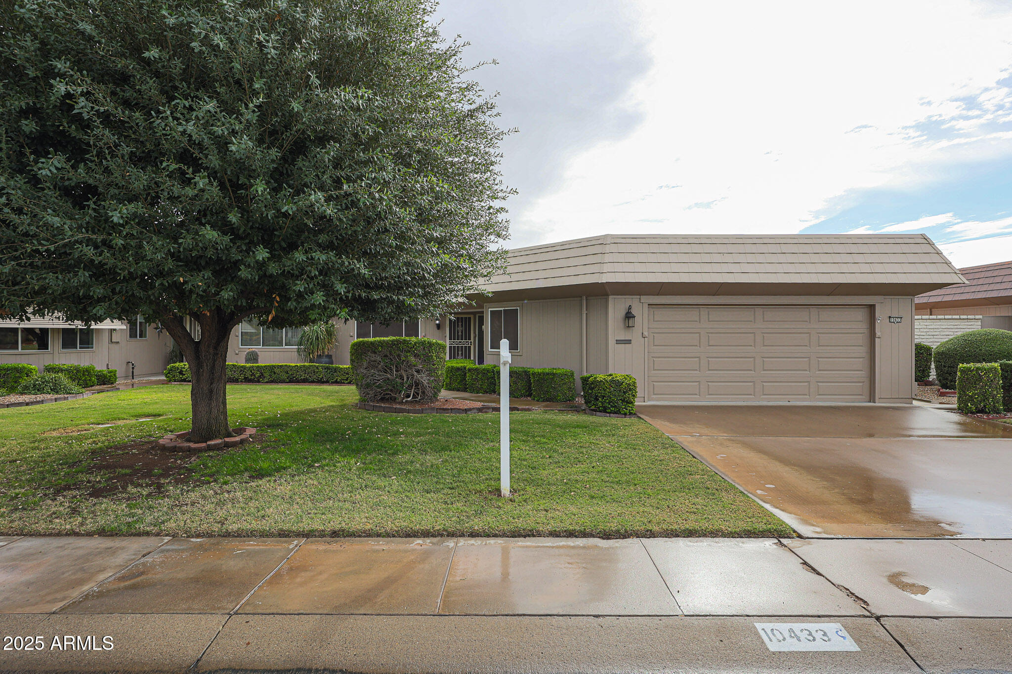 10433 W HUTTON Drive, Sun City, AZ 85351 — Photo 1 of 21