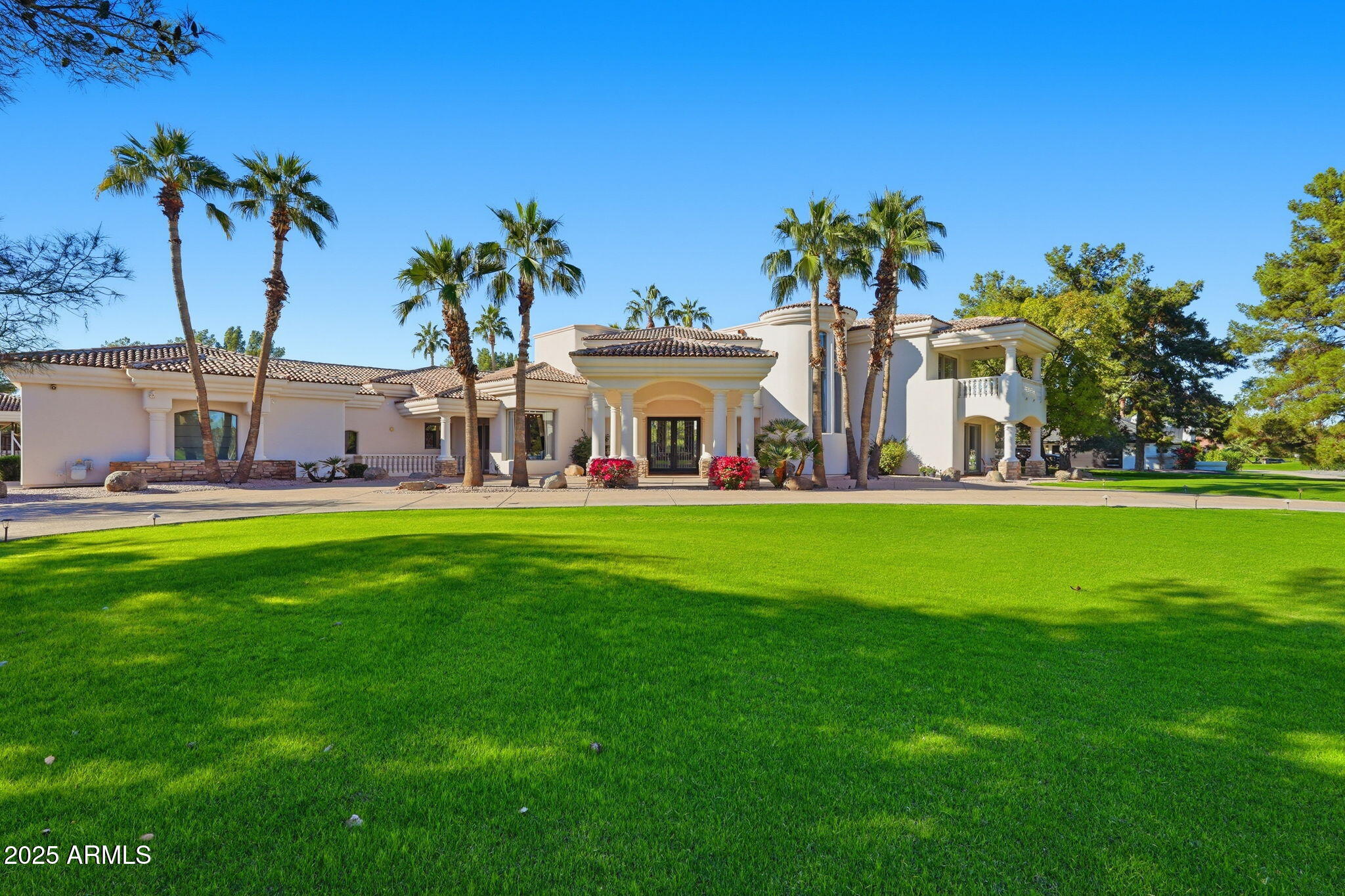 6 E OAKWOOD HILLS Drive, Chandler, AZ 85248 — Photo 1 of 122