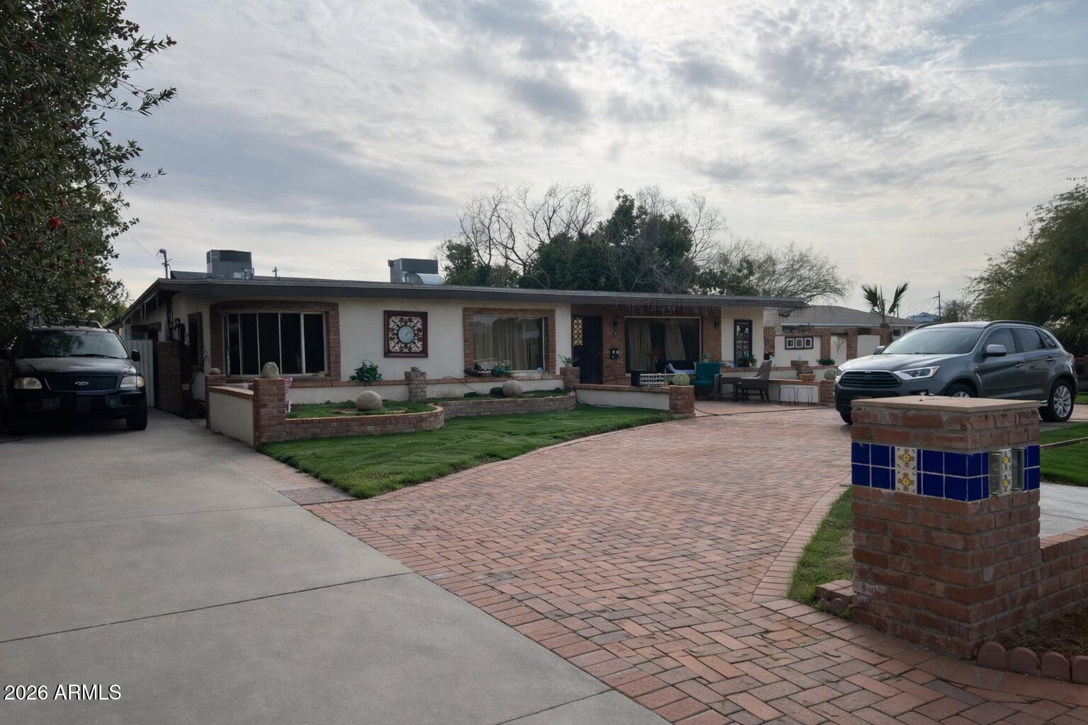 21 E SAINT CHARLES Avenue, Phoenix, AZ 85042 — Photo 1 of 26