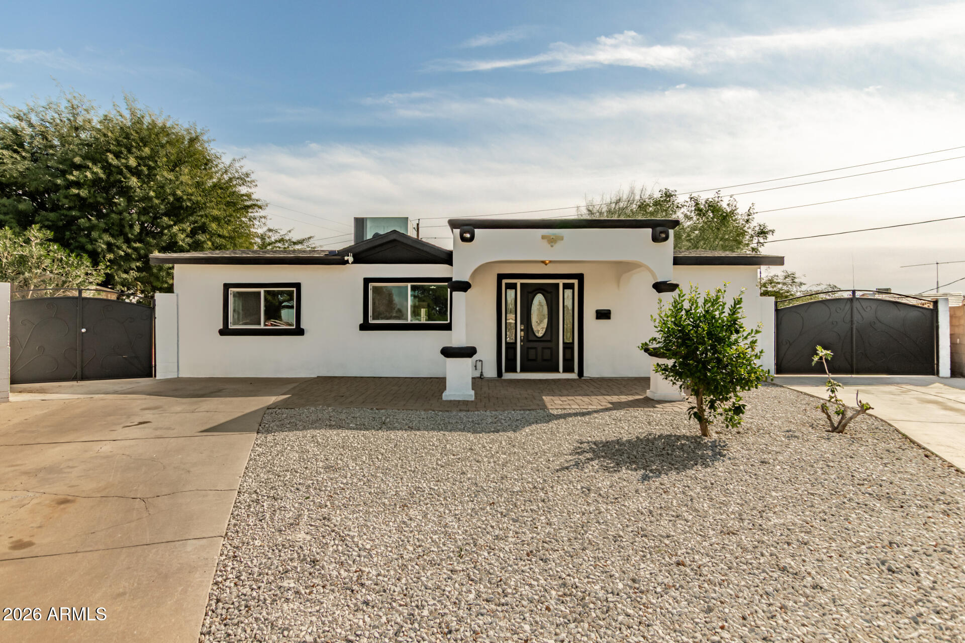 7715 W CRITTENDEN Lane, Phoenix, AZ 85033 — Photo 1 of 30