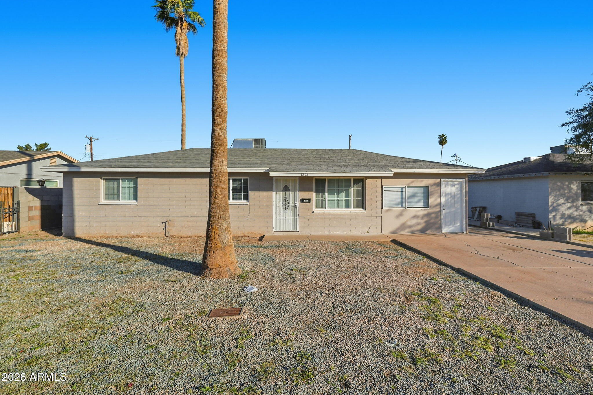 1852 E MOBILE Lane, Phoenix, AZ 85040 — Photo 1 of 30