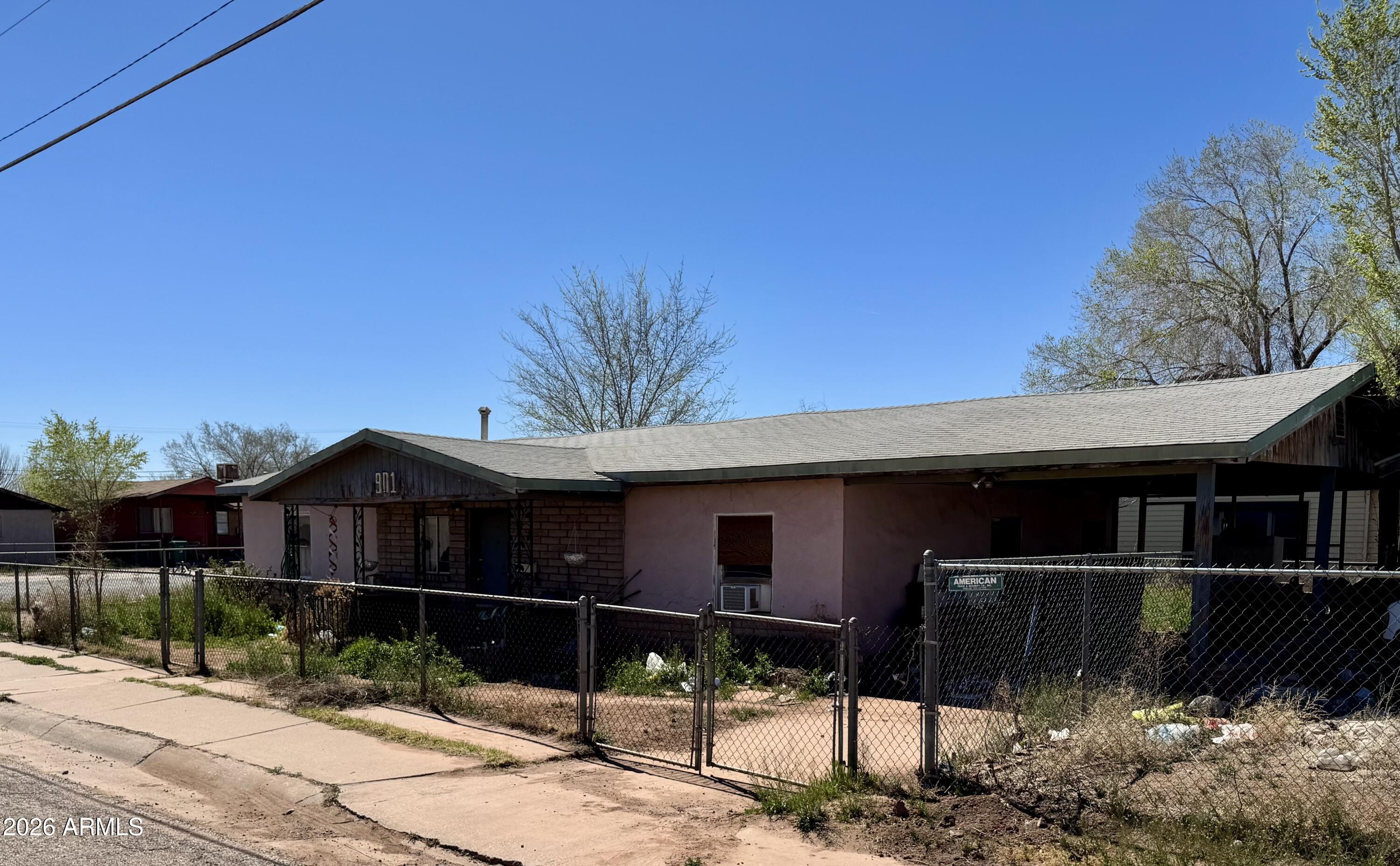 901 N 1ST Avenue, Holbrook, AZ 86025 — Photo 1 of 24
