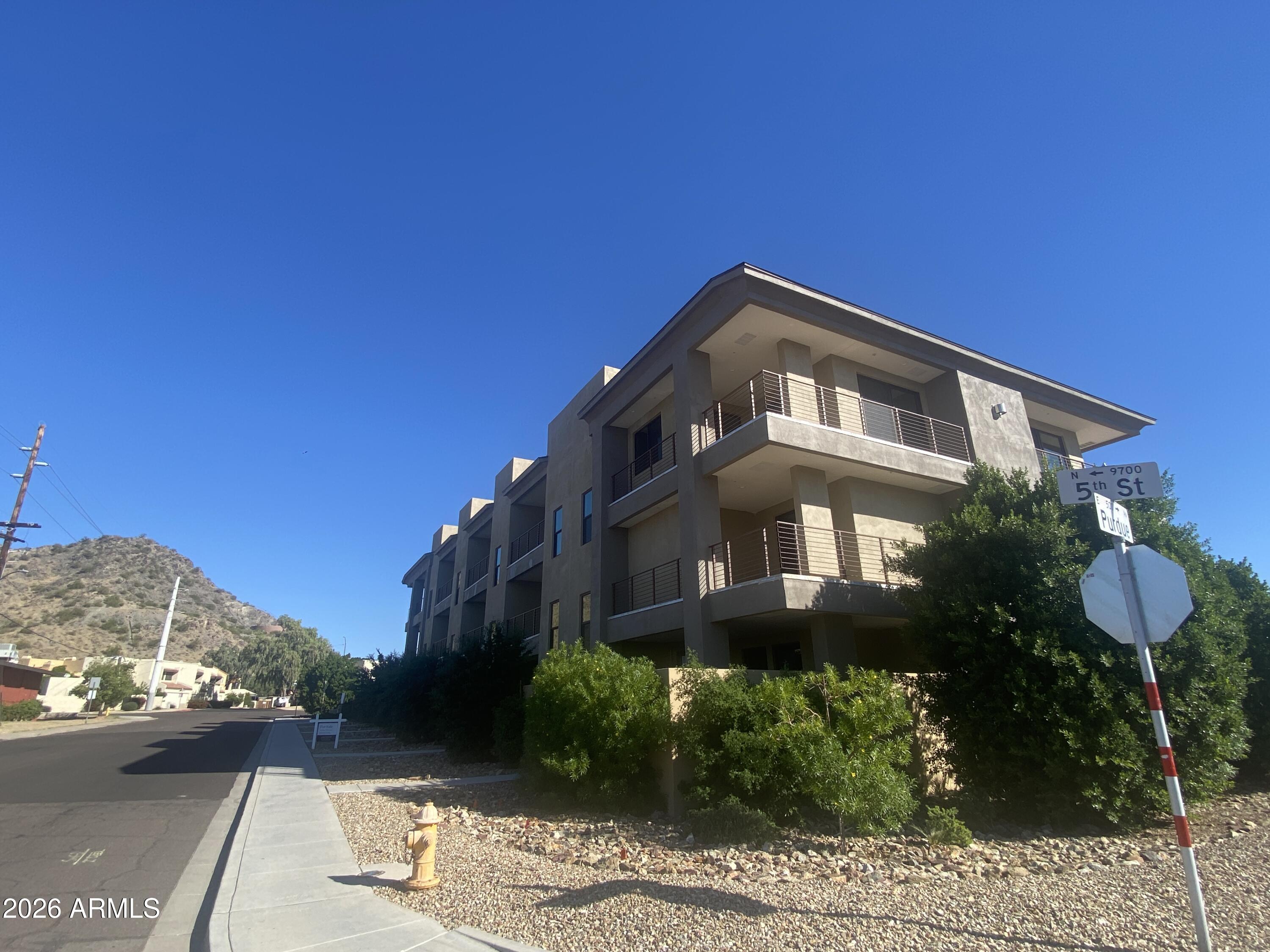 505 E MOUNTAIN VIEW Road, Phoenix, AZ 85020 — Photo 1 of 18
