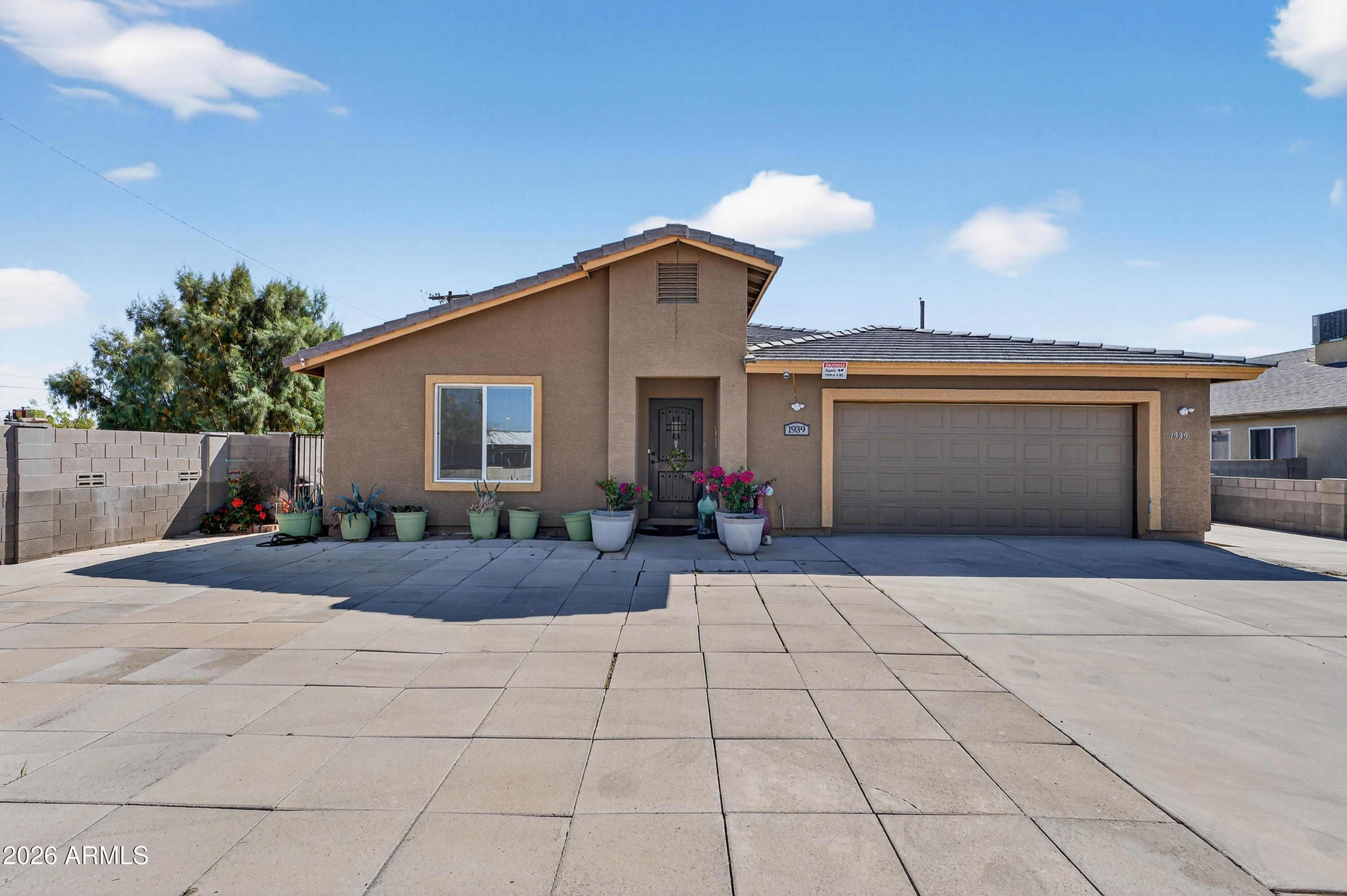1939 E ENCINAS Lane, Phoenix, AZ 85040 — Photo 1 of 43