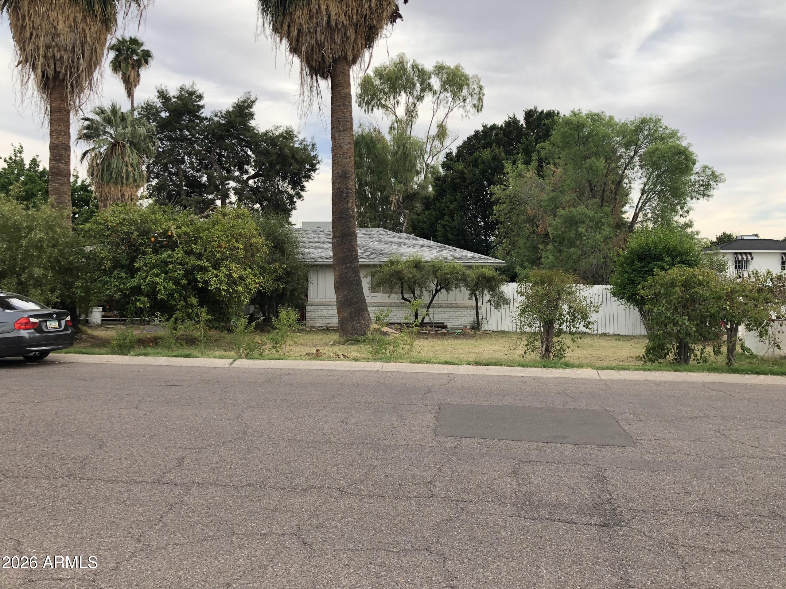 323 E ROSE Lane, Phoenix, AZ 85012 — Photo 1 of 20
