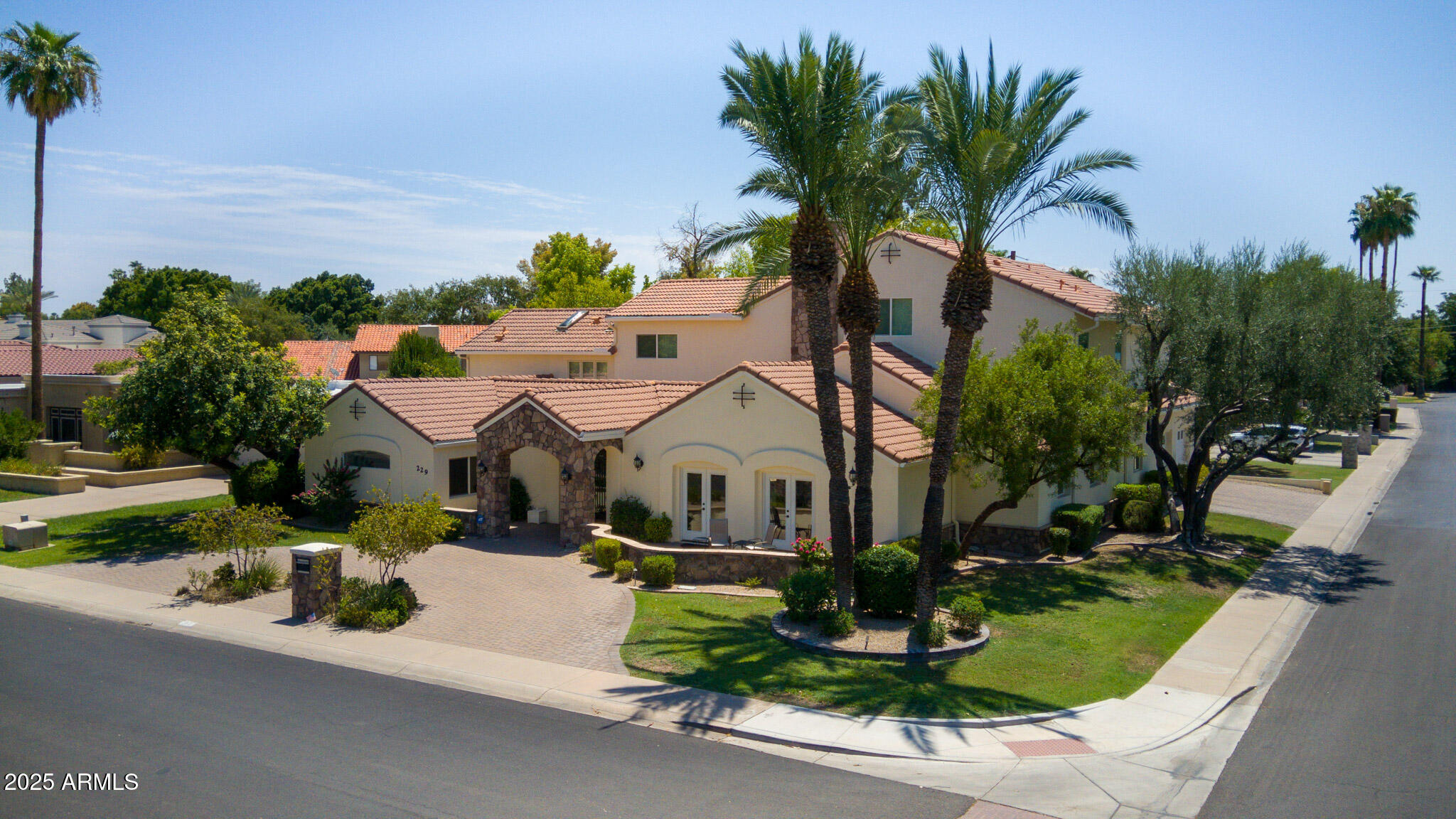 229 W VISTA Avenue, Phoenix, AZ 85021 — Photo 1 of 112