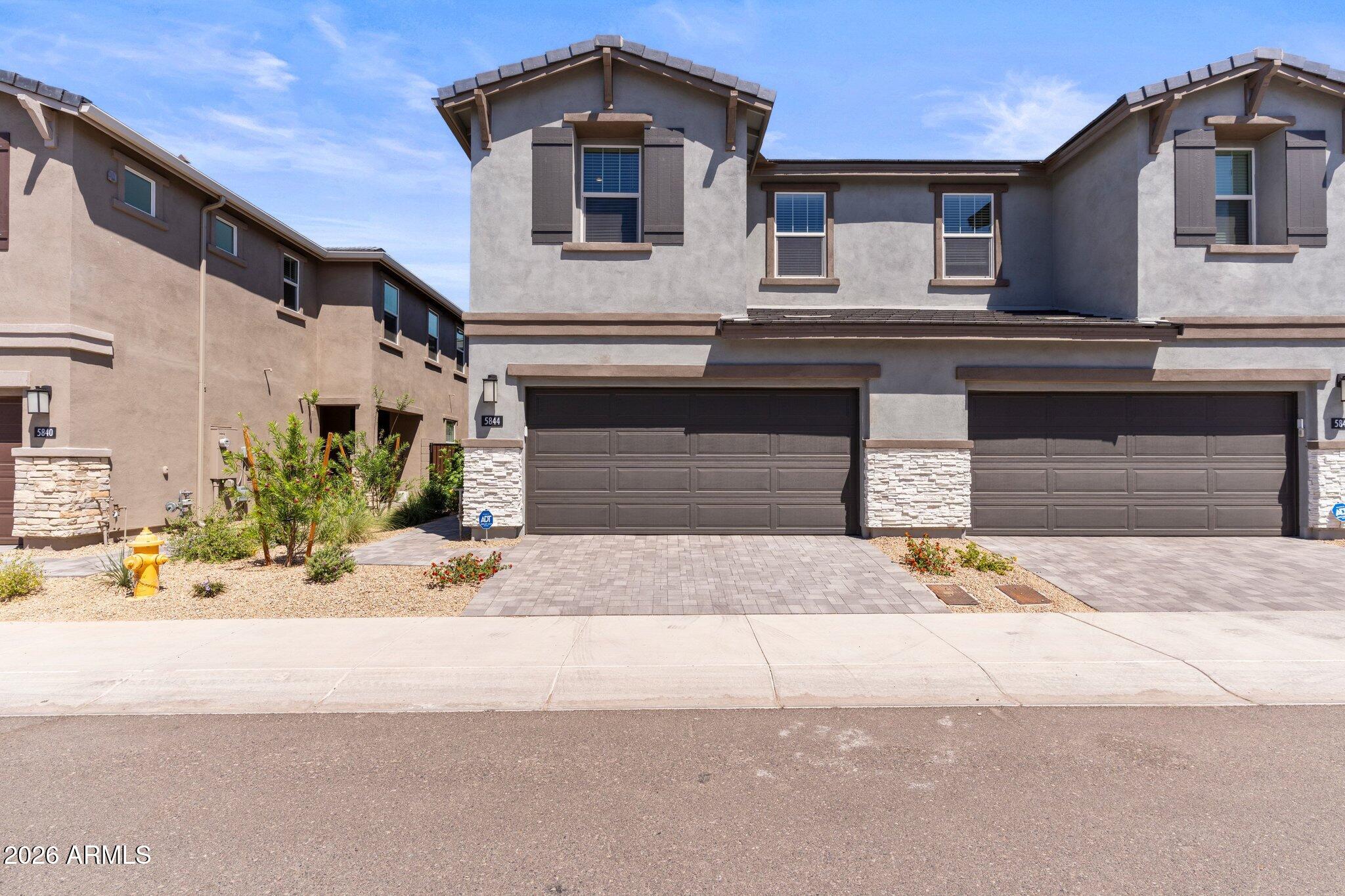 5844 E COVEY Lane, Phoenix, AZ 85054 — Photo 1 of 33