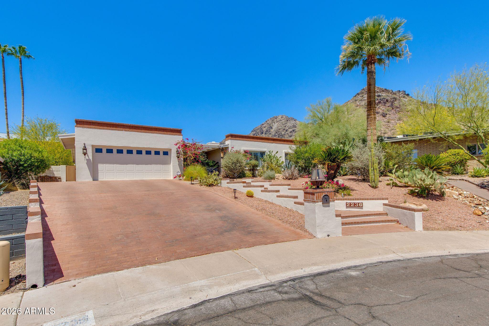 2236 E CACTUS WREN Drive, Phoenix, AZ 85020 — Photo 1 of 14