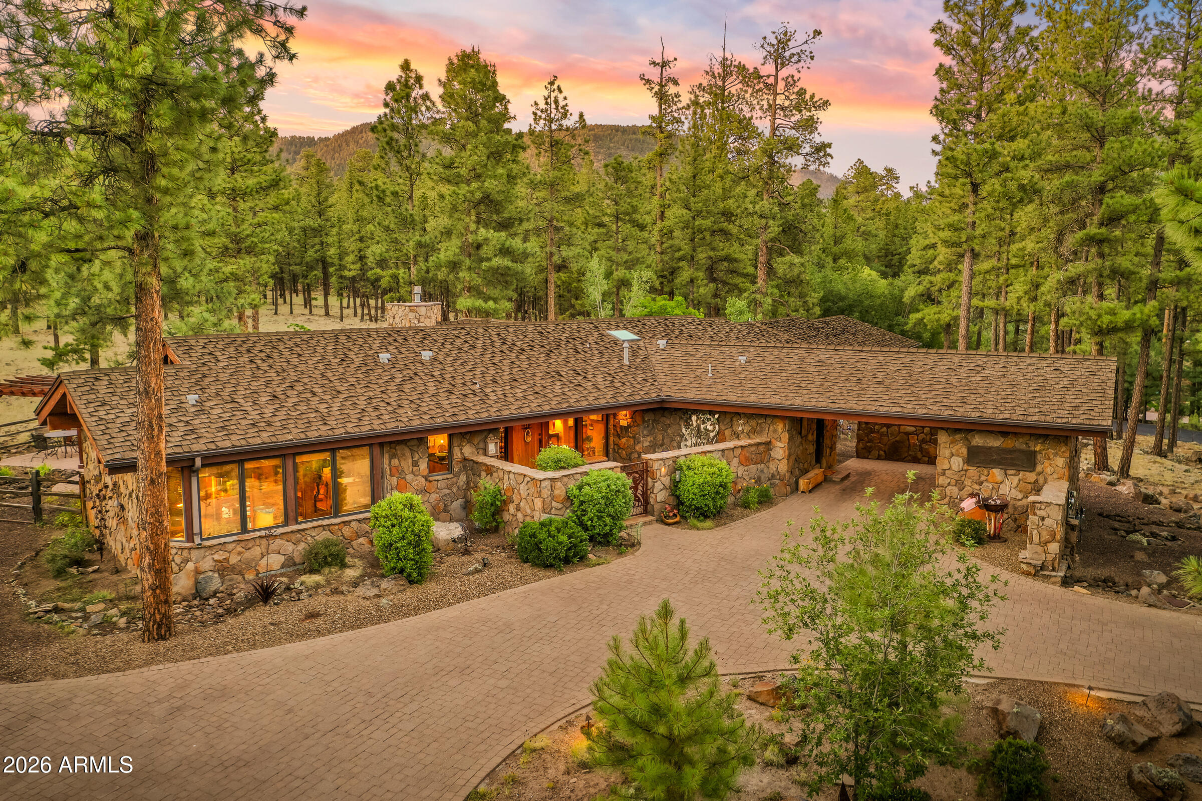 2901 N Creekside Drive, Flagstaff, AZ 86001 — Photo 1 of 82