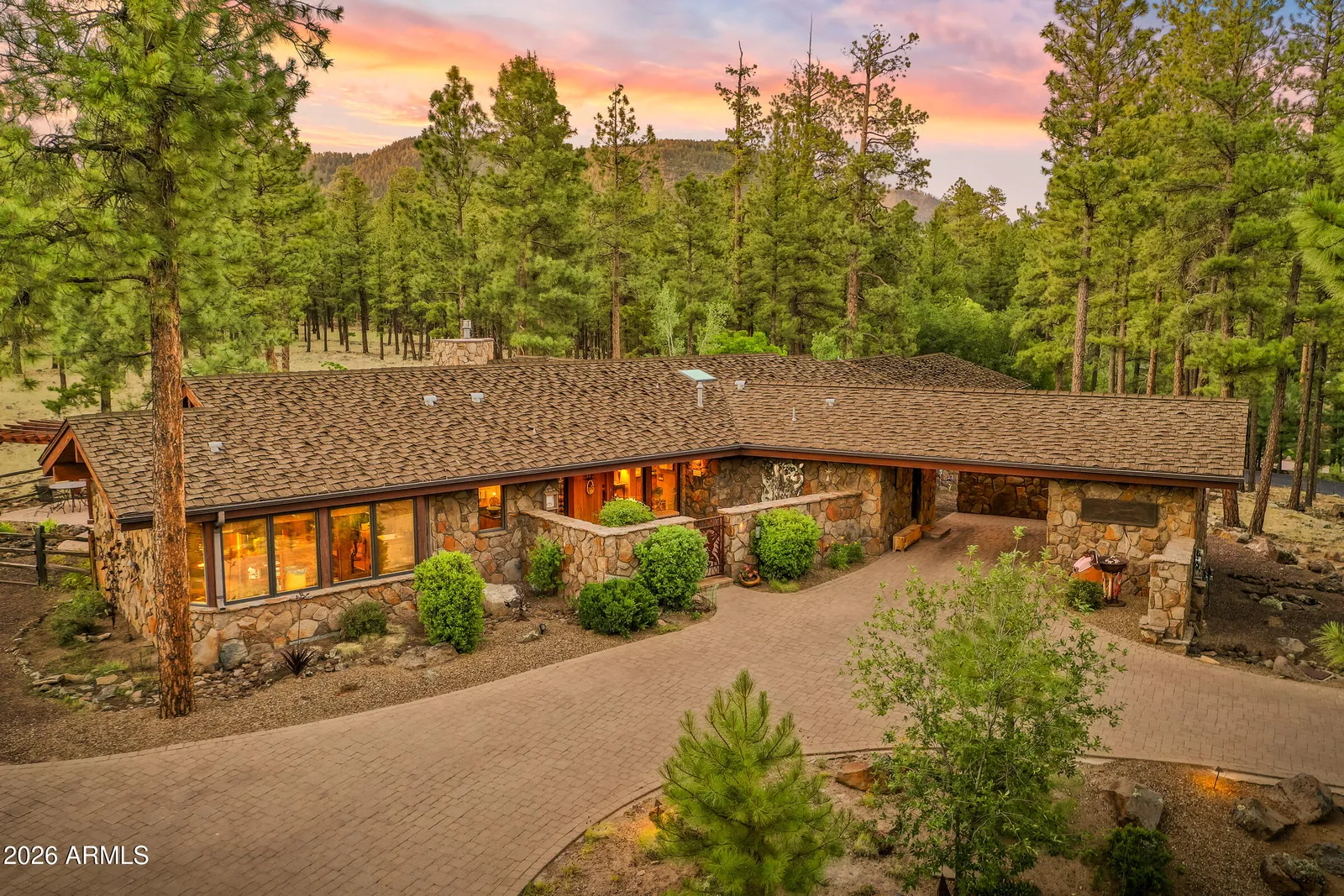 2901 N Creekside Drive, Flagstaff, AZ 86001 — Photo 1 of 82