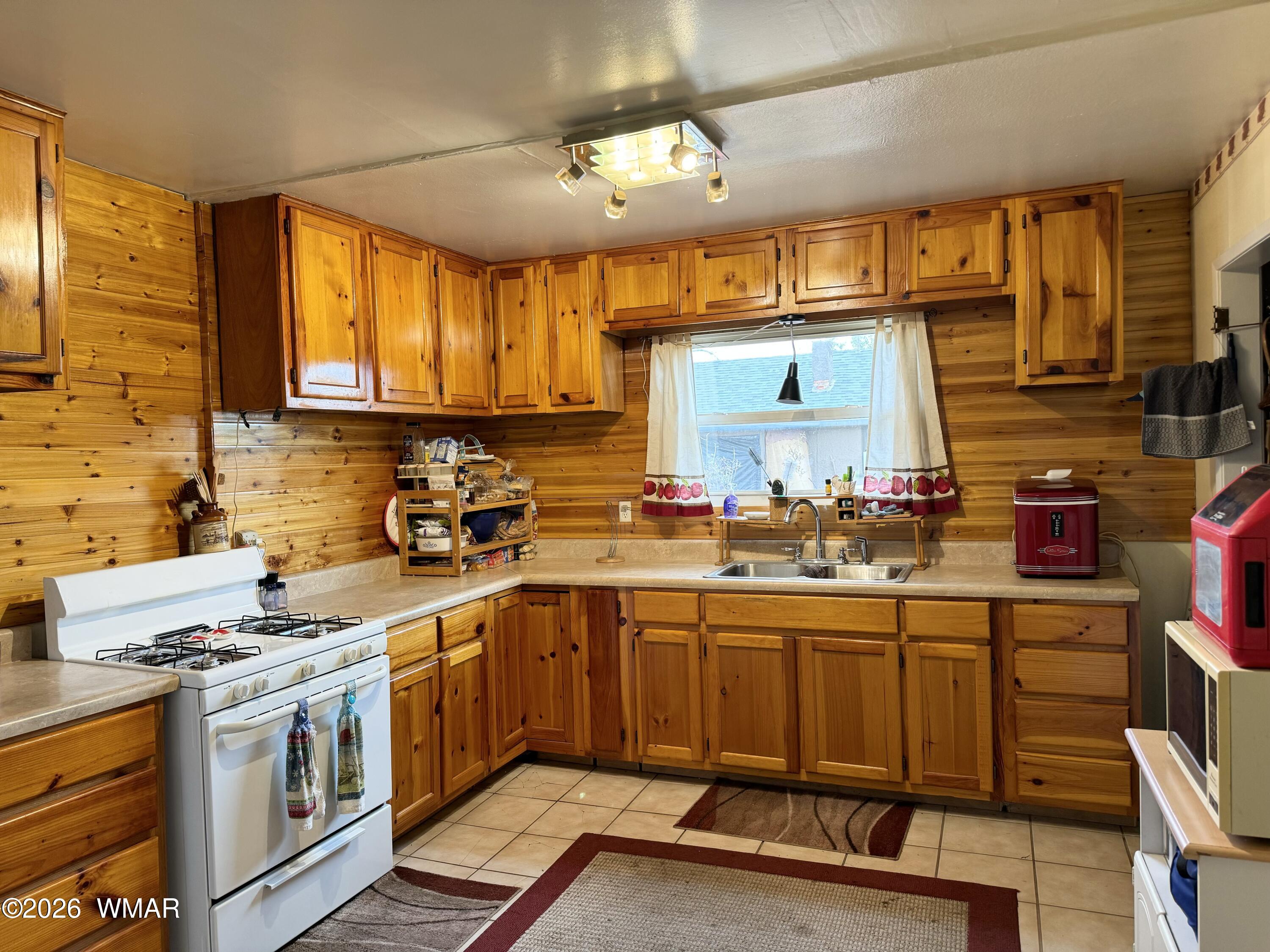 901 N PRAIRIE Avenue, Winslow, AZ 86047 — Photo 1 of 39